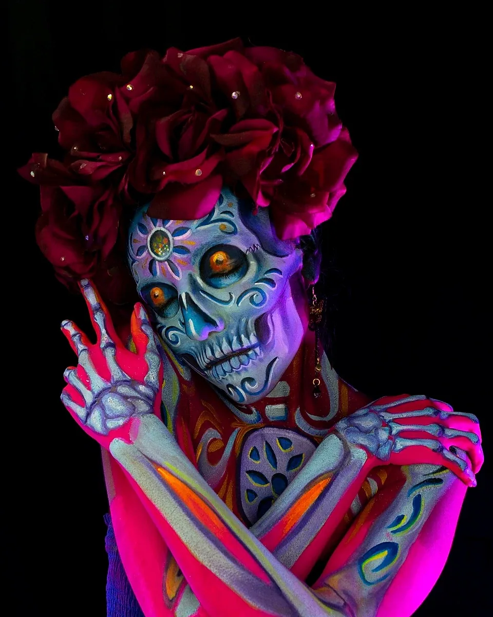 Obra real de bodypaint fluorescente UV por el artista Mahiers Quintero con pigmentos Cosméticos Bellet