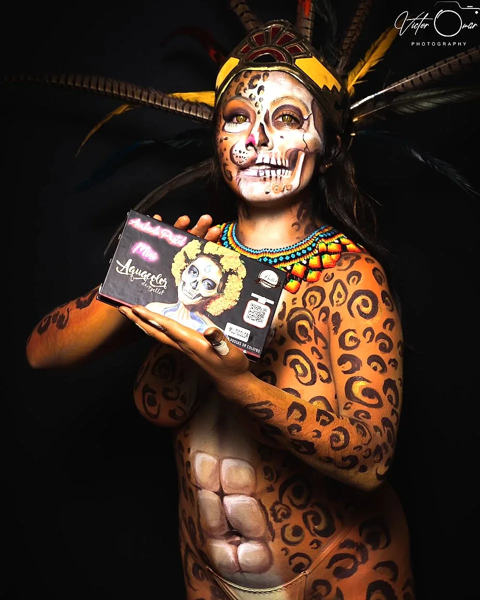 Caracterización tradicional de Catrina Jaguar sosteniendo la paleta Mini Aquacolor de Cosméticos Bellet