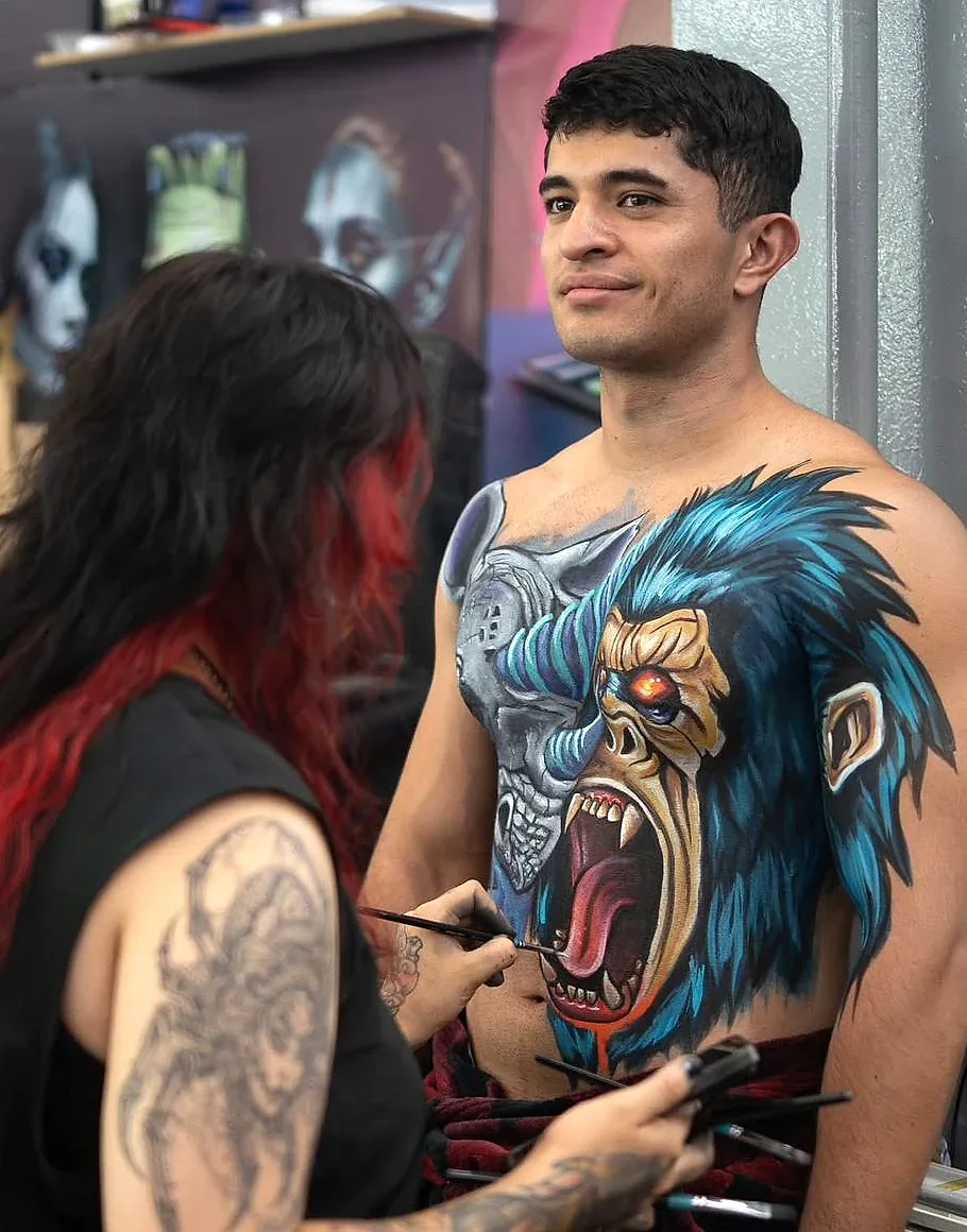 Master Isabel Mazón aplicando bodypaint artístico en estudio con pigmentos Cosméticos Bellet