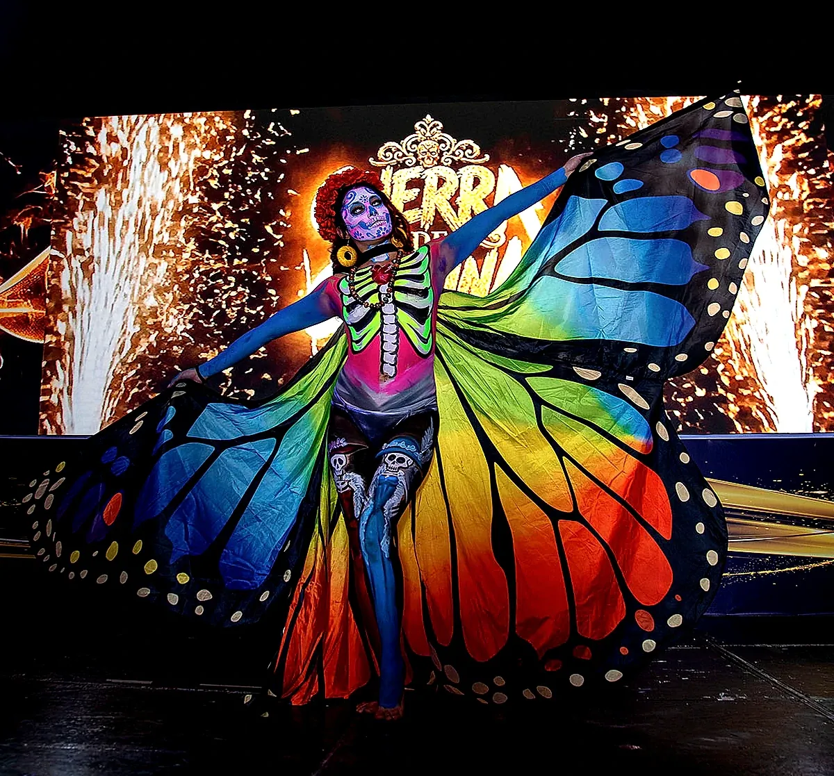 Participante con bodypaint y alas de Mariposa Monarca en el escenario de Guerra de Catrinas 2026