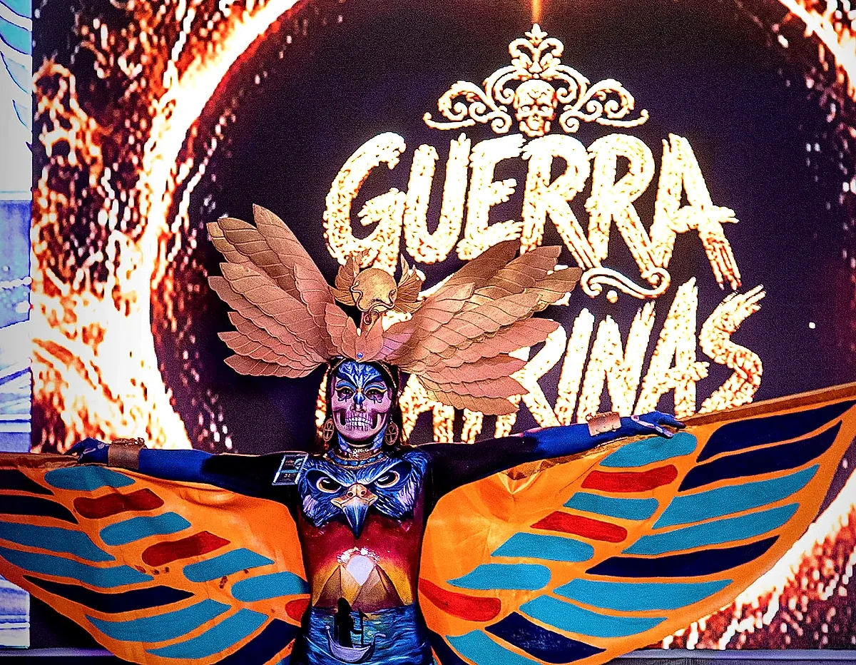 Obra de Guerrera Águila con alas extendidas frente al logotipo de Guerra de Catrinas