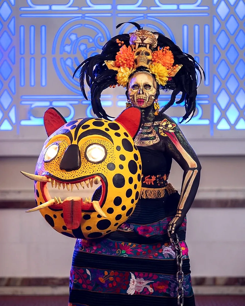 Ganadora del tercer lugar categoría Catrinas Principiantes con escudo de jaguar en Guerra de Catrinas 2026